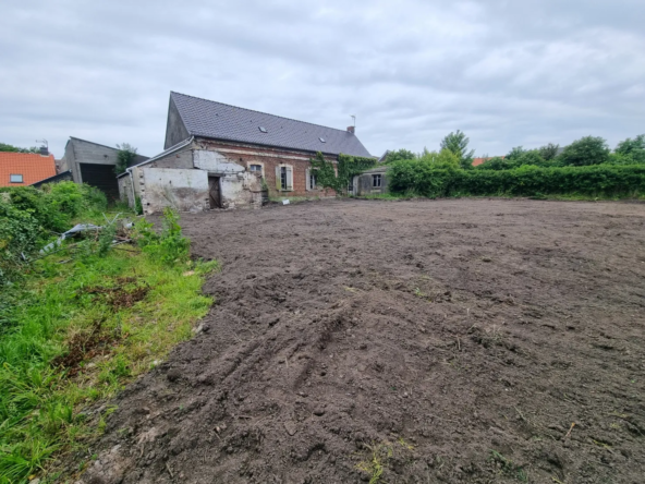 Ancien corps de ferme à rénover avec dépendances - Landrethun le nord