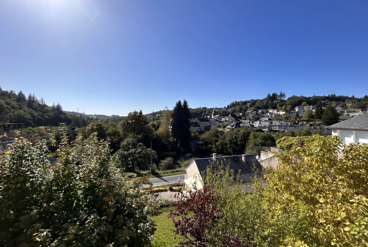 Belle maison à Corrèze sur trois niveaux avec garage et atelier 