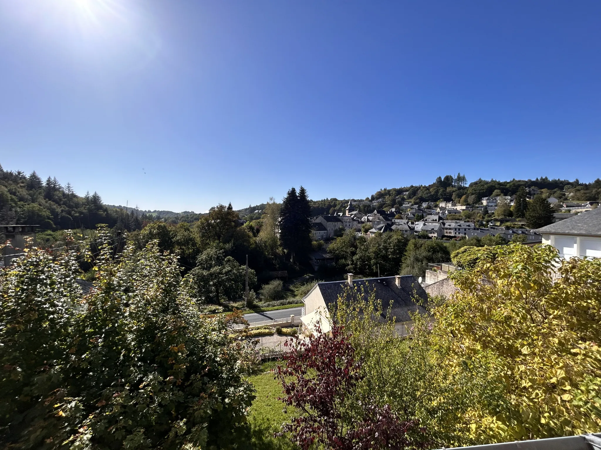 Belle maison à Corrèze sur trois niveaux avec garage et atelier 