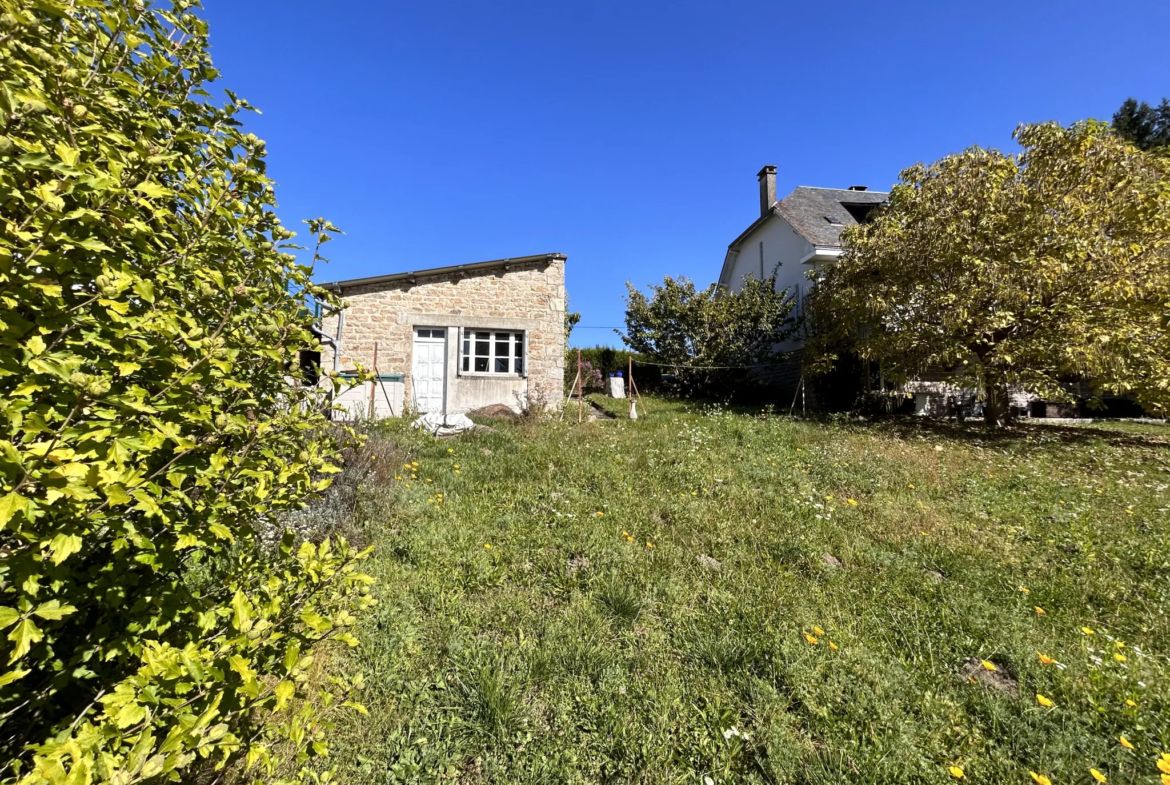 Belle maison à Corrèze sur trois niveaux avec garage et atelier 