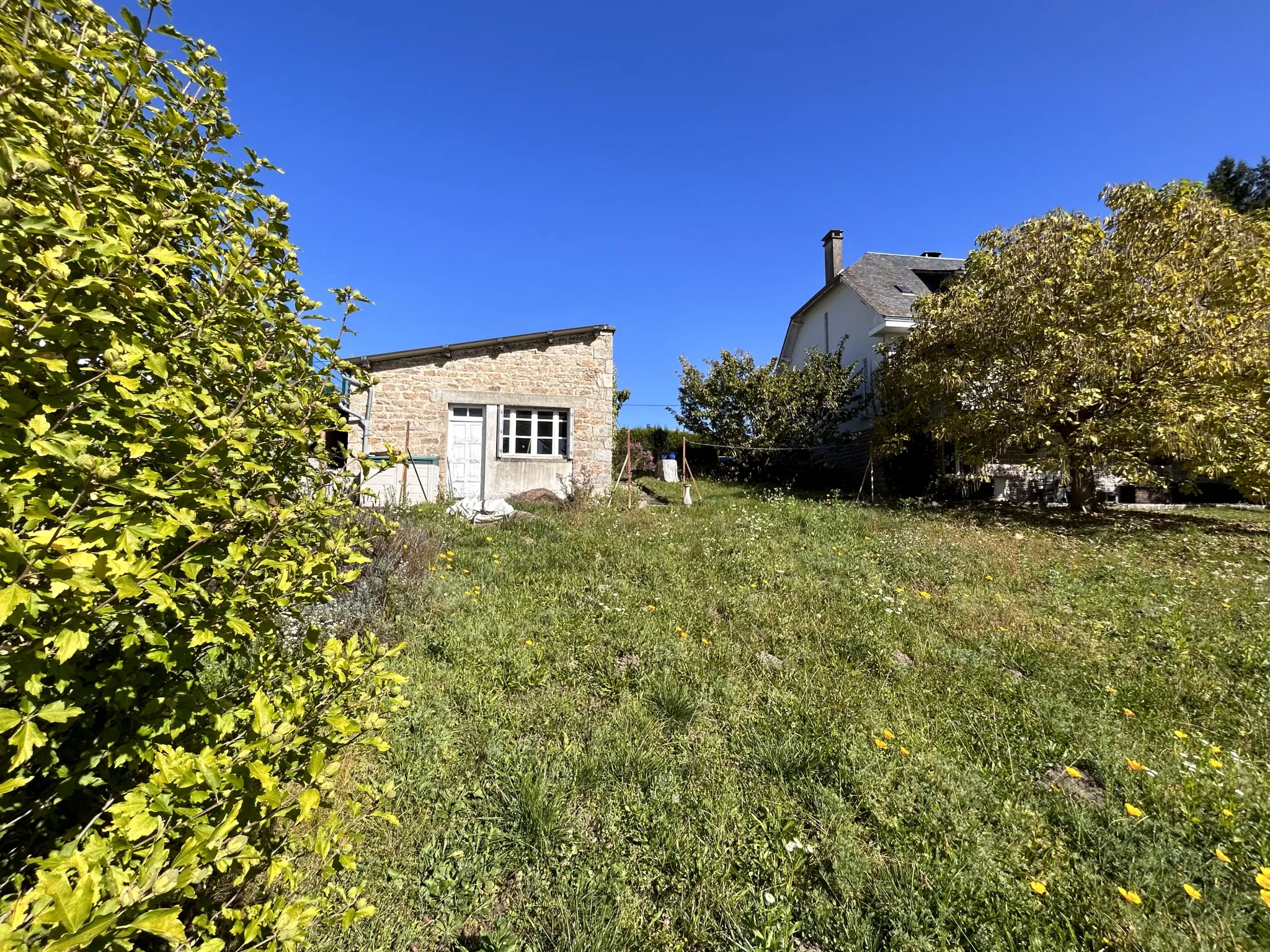 Belle maison à Corrèze sur trois niveaux avec garage et atelier 