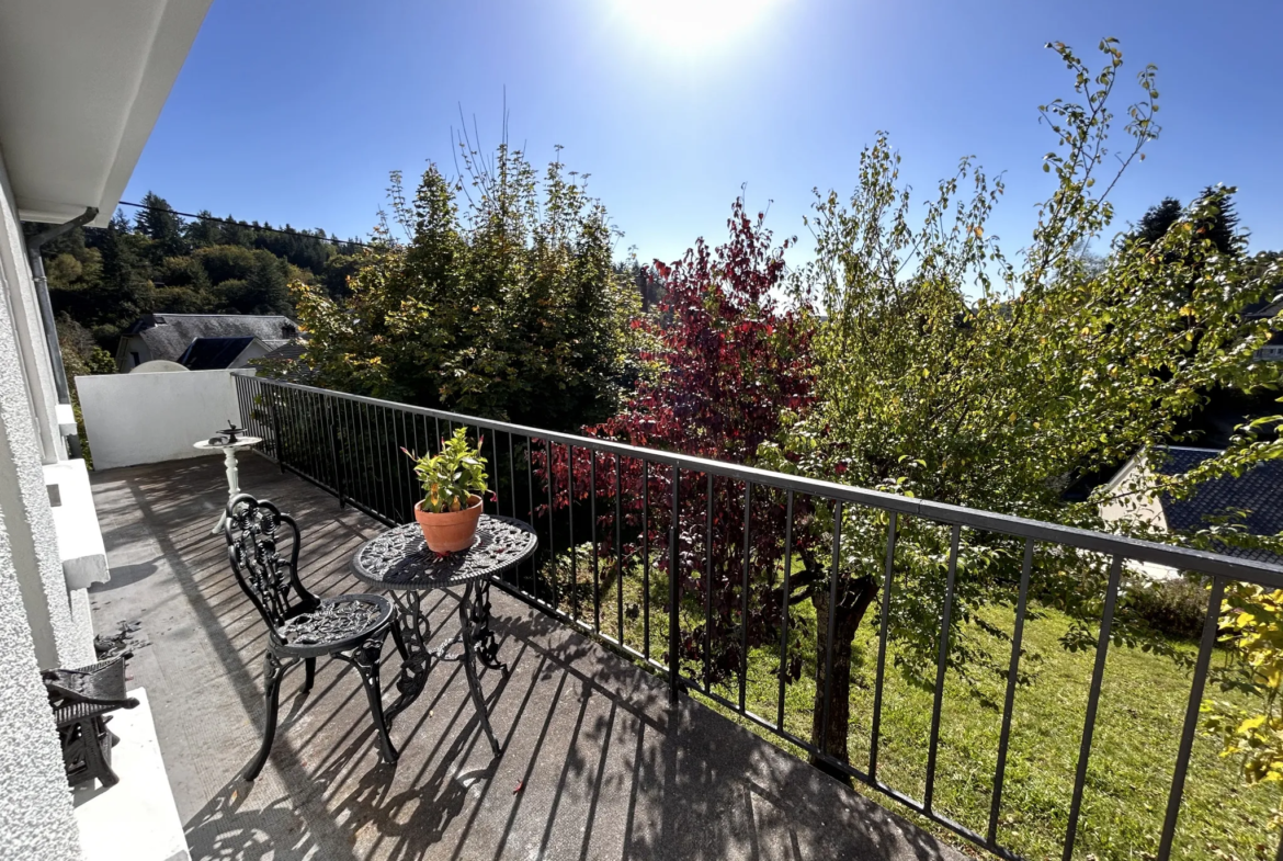 Belle maison à Corrèze sur trois niveaux avec garage et atelier 