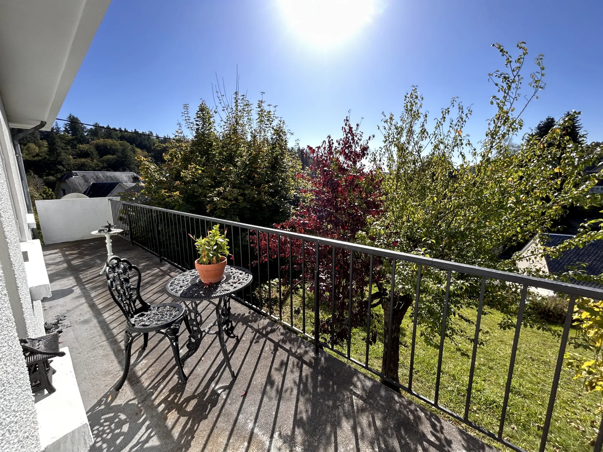 Belle maison à Corrèze sur trois niveaux avec garage et atelier 