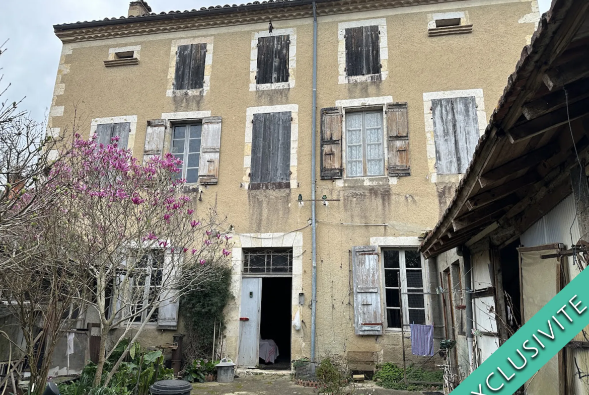 Maison chargée d'histoire à FLEURANCE avec 6 chambres 