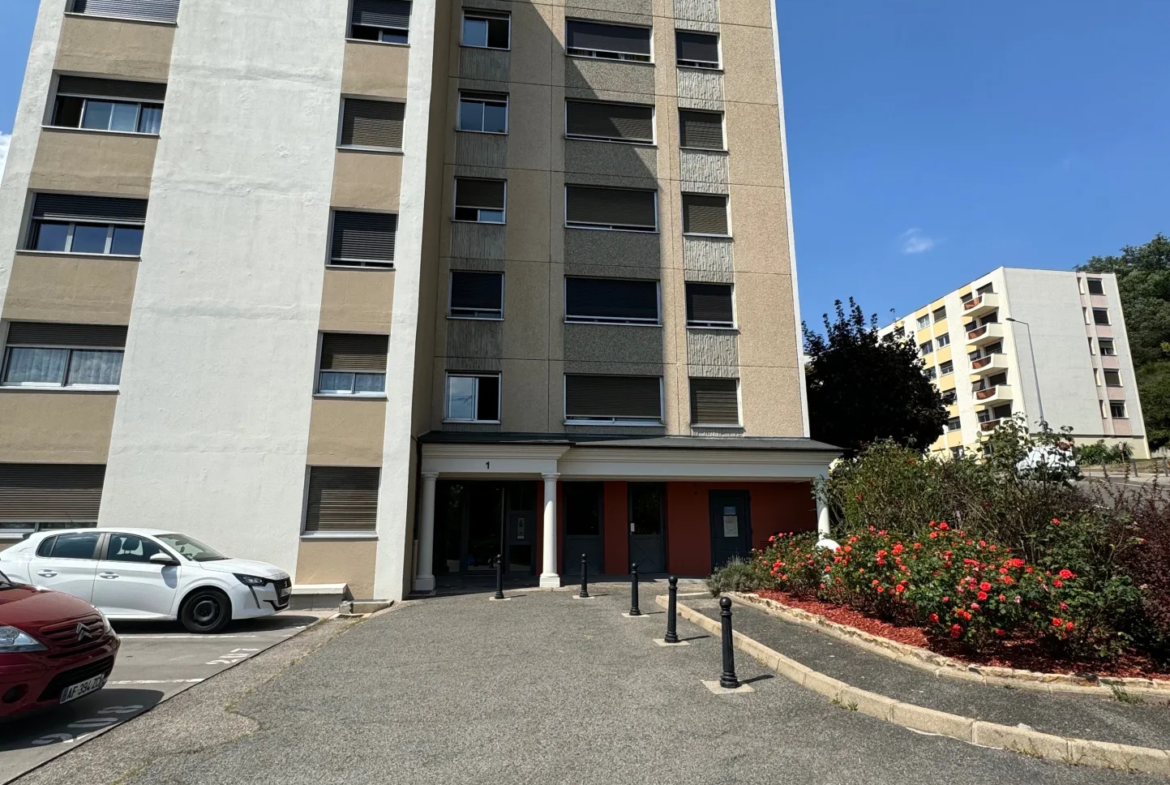 Appartement F4 à Saint-Étienne - Lumineux avec Vue Dégagée 