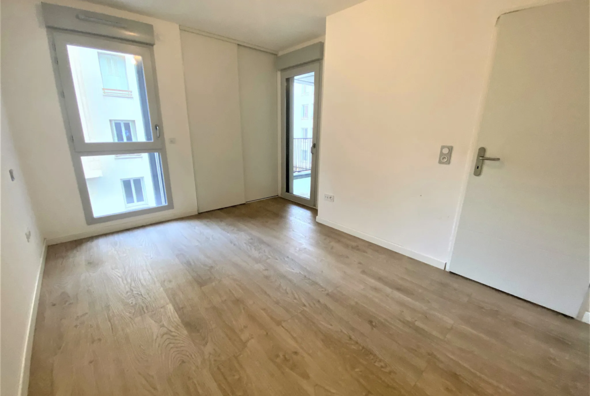 Vente appartement T2 lumineux à Grenoble avec chambre spacieuse 