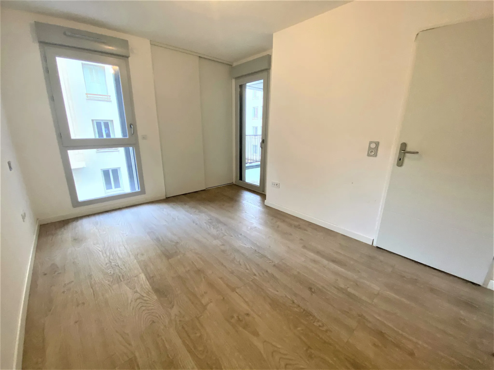 Vente appartement T2 lumineux à Grenoble avec chambre spacieuse 