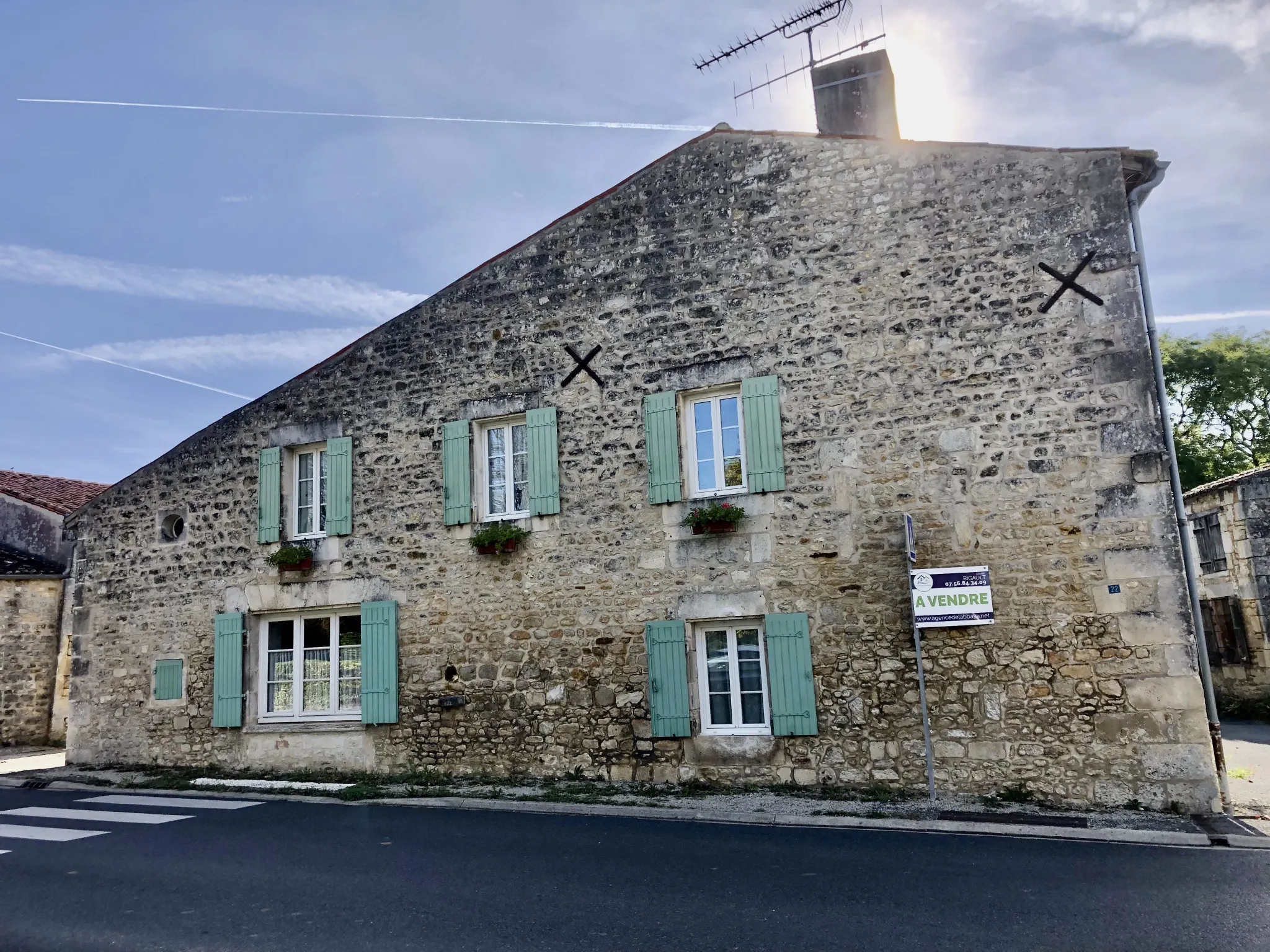 Maison charentaise parfait état avec dépendances et jardin 1350m2 à Annepont 