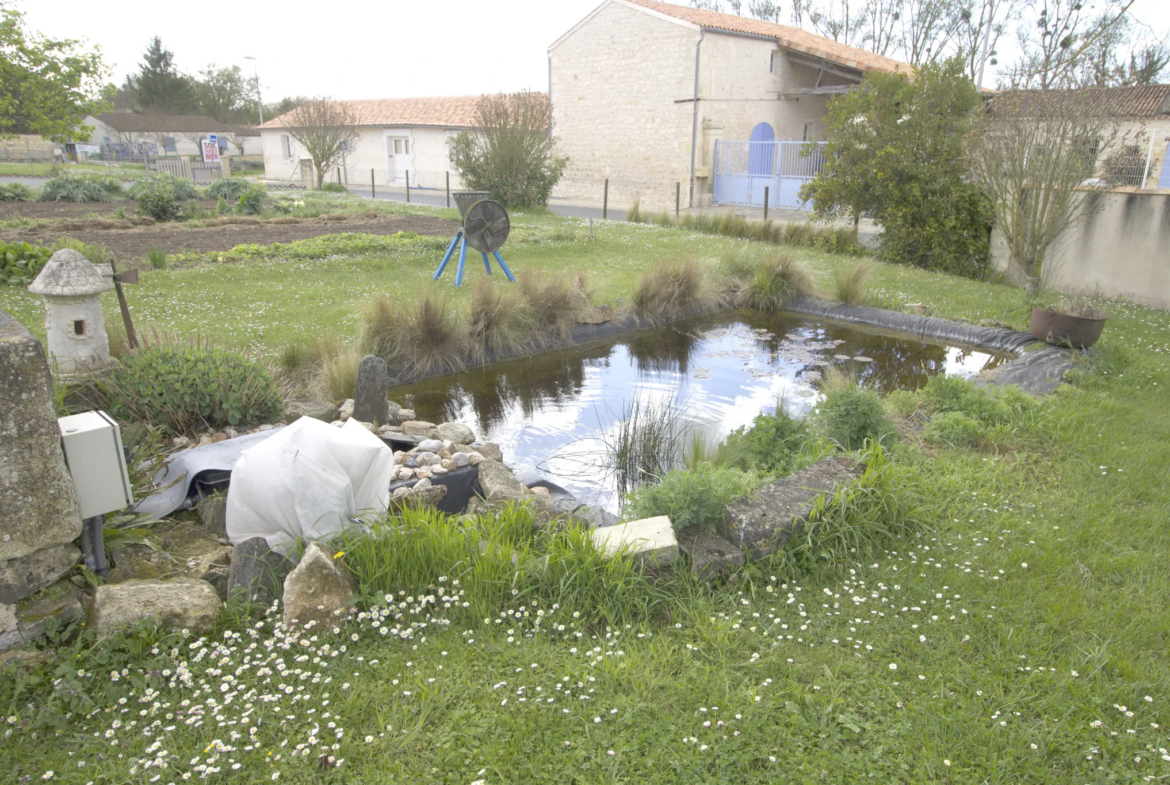 Maison charentaise parfait état avec dépendances et jardin 1350m2 à Annepont 