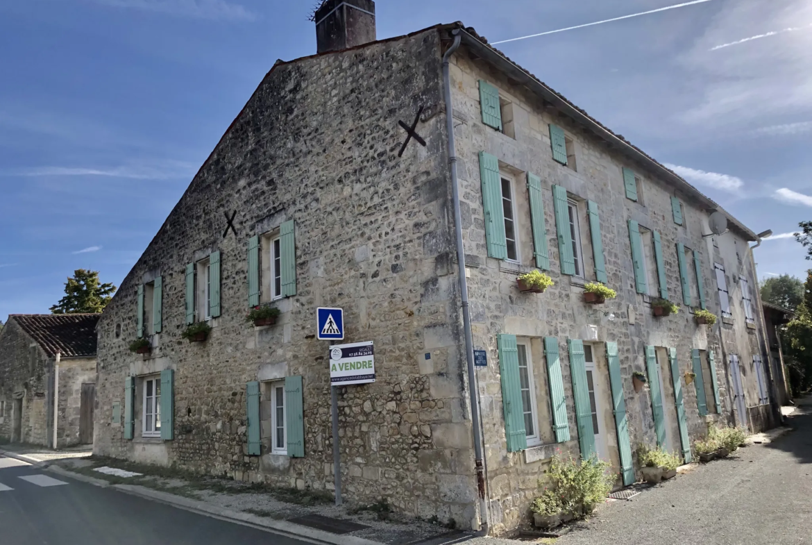 Maison charentaise parfait état avec dépendances et jardin 1350m2 à Annepont 