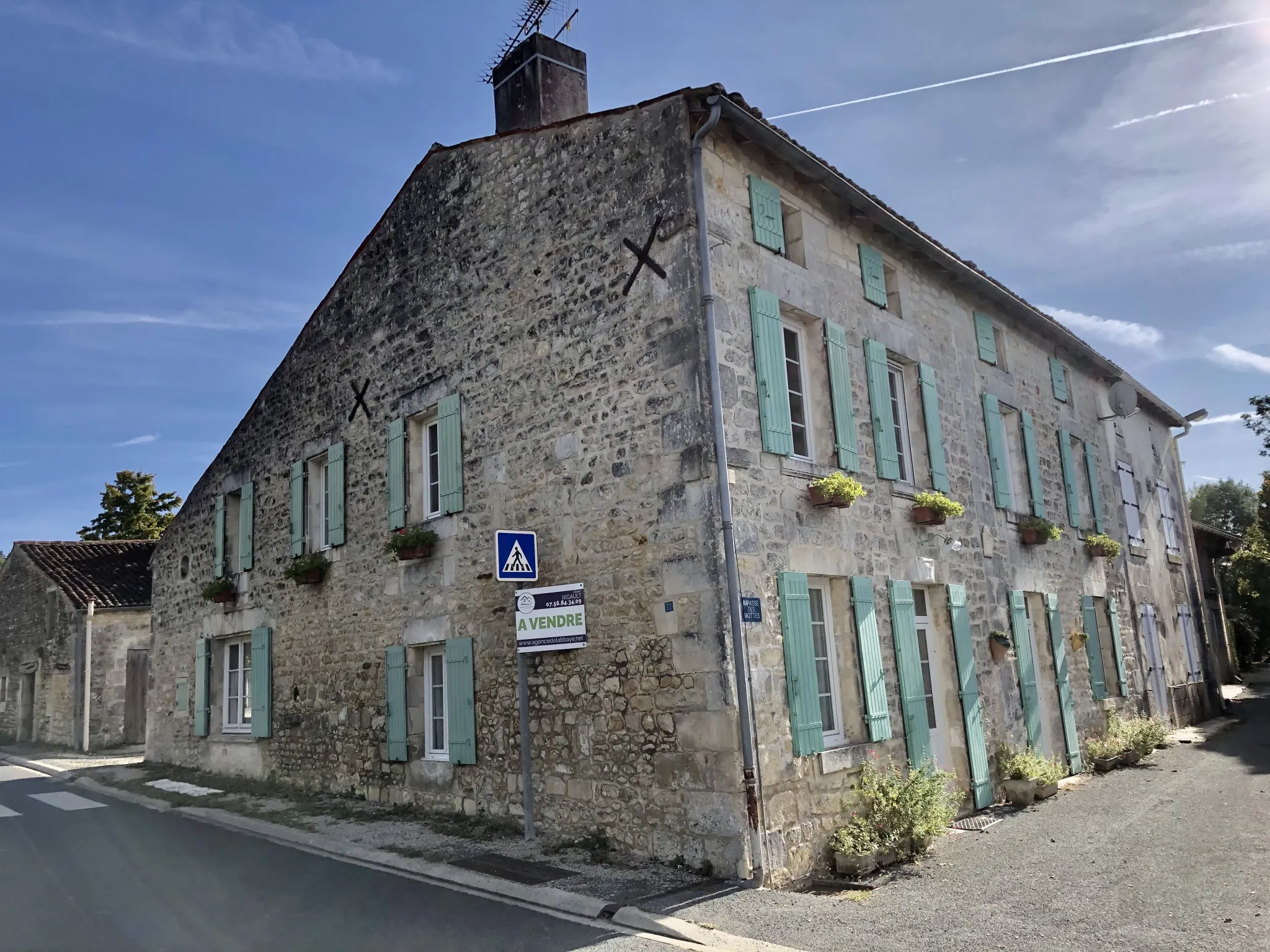 Maison charentaise parfait état avec dépendances et jardin 1350m2 à Annepont 