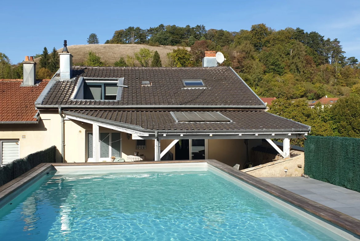 Maison de caractère avec piscine et terrasses à Ranguevaux 