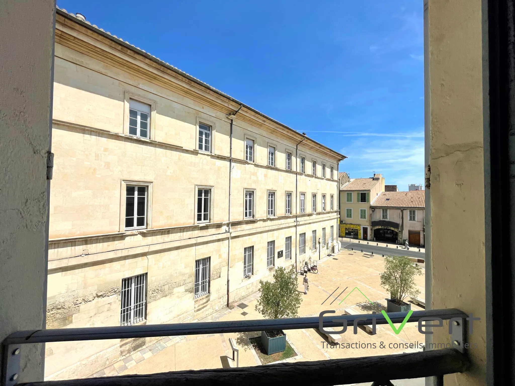 Appartement à Nîmes avec vue sur la Porte de France 