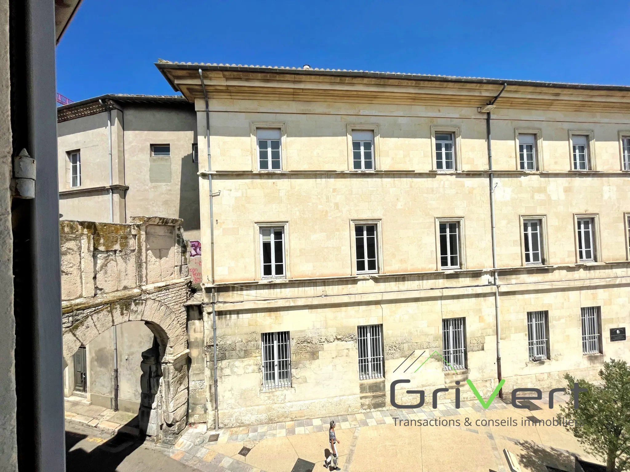 Appartement à Nîmes avec vue sur la Porte de France 