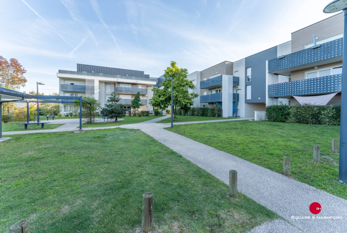 Appartement deux pièces avec terrasse, jardin et parking à Mérignac 