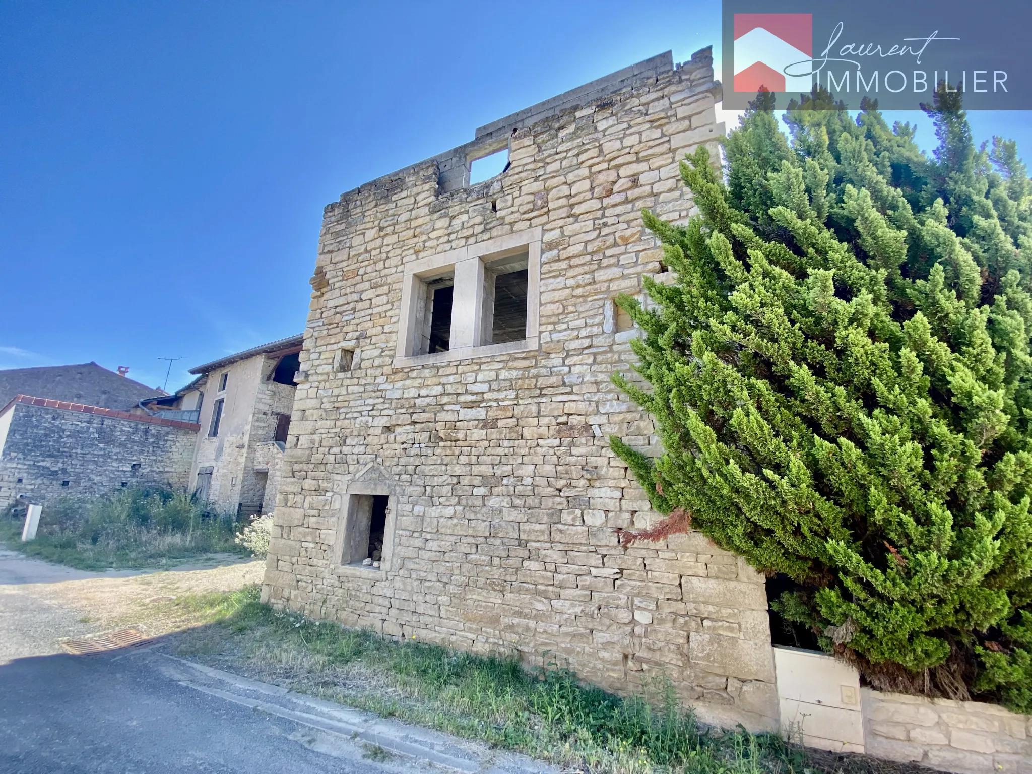 Maison en pierre à rénover avec jardin et tour - Plottes 