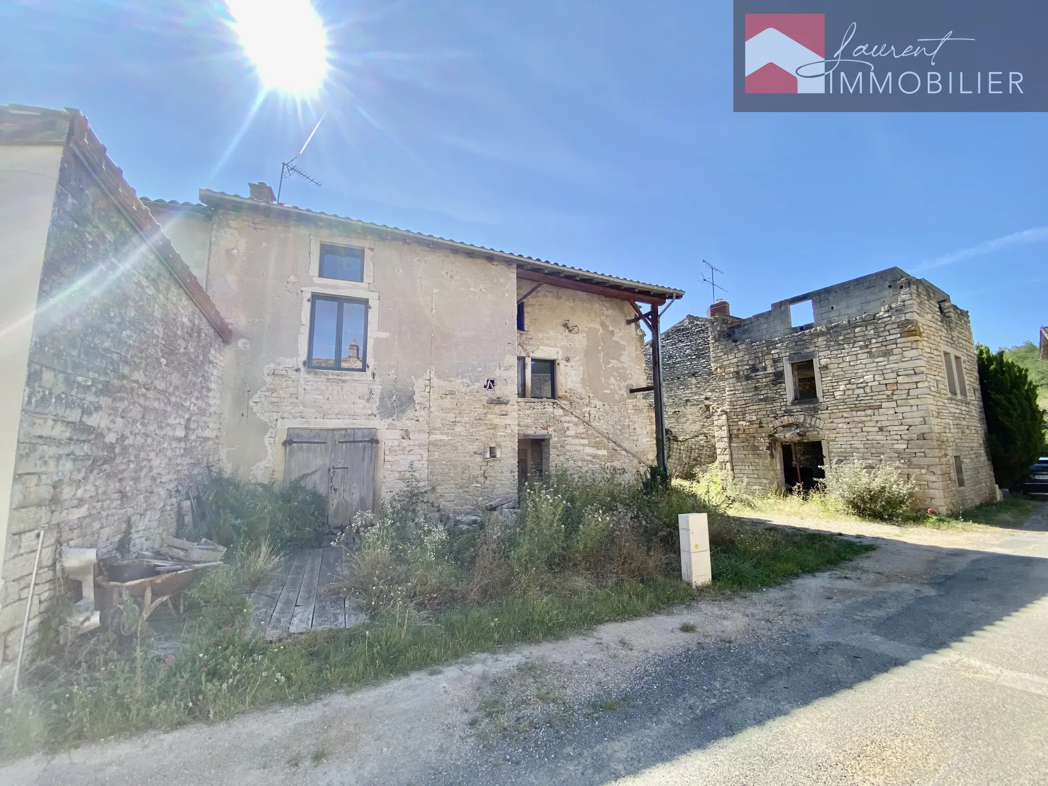 Maison en pierre à rénover avec jardin et tour - Plottes 