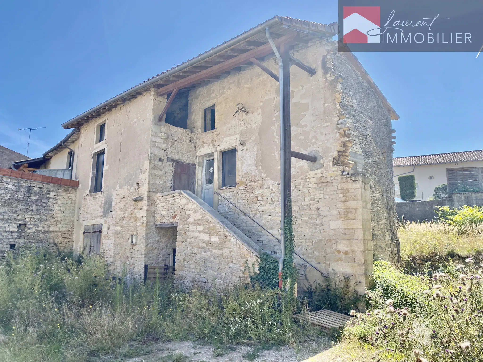 Maison en pierre à rénover avec jardin et tour - Plottes 