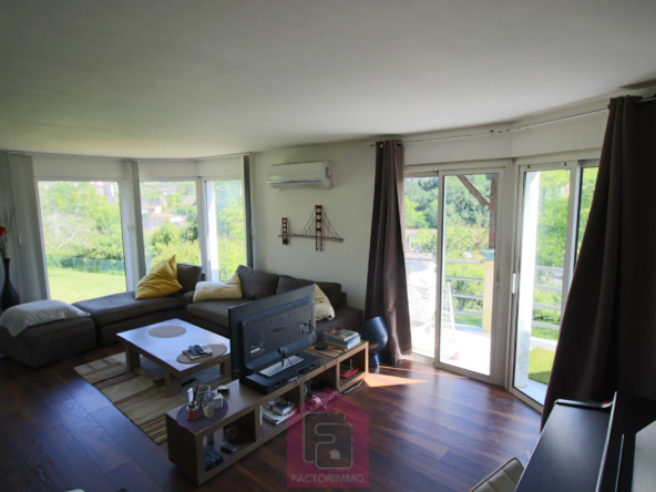 Belle maison d'architecte avec une vue sur Puy l'Eveque