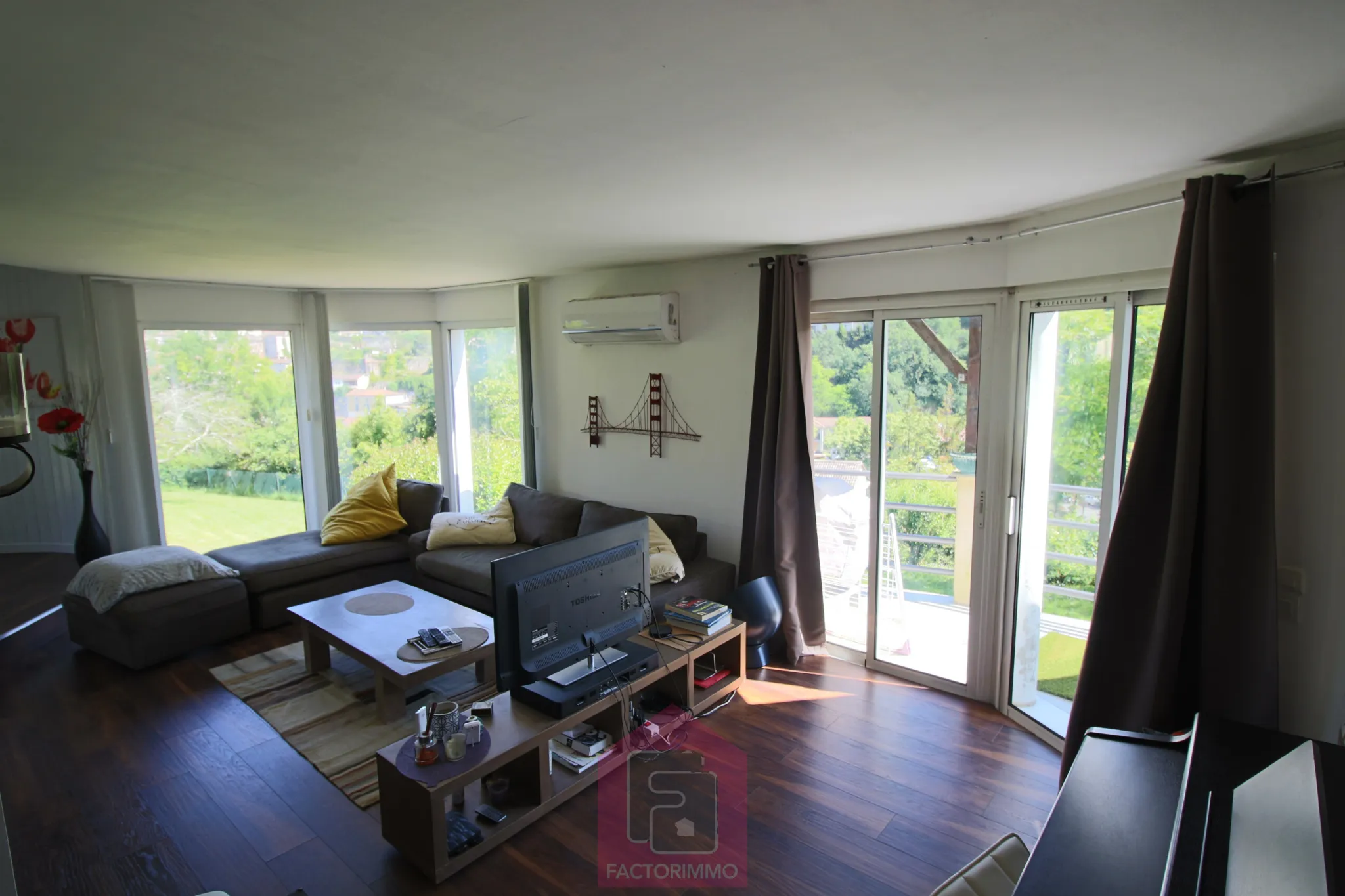 Belle maison d'architecte avec une vue sur Puy l'Eveque 