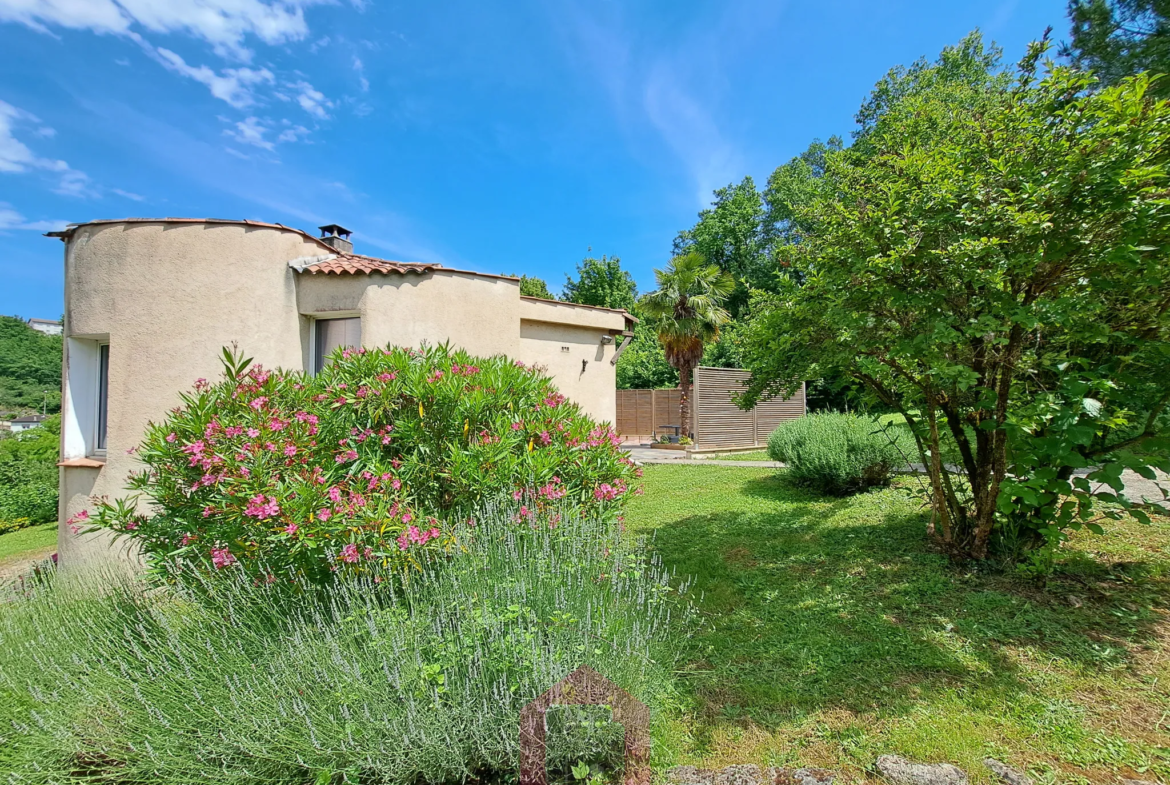 Belle maison d'architecte avec une vue sur Puy l'Eveque 