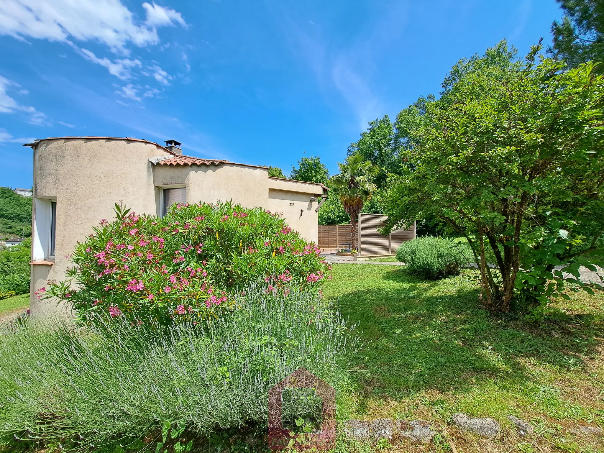 Belle maison d'architecte avec une vue sur Puy l'Eveque 