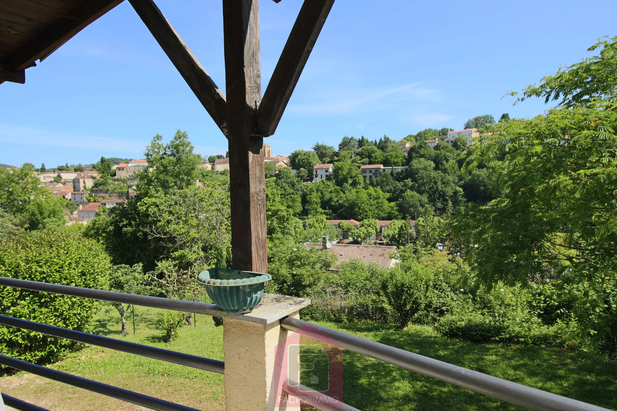 Belle maison d'architecte avec une vue sur Puy l'Eveque 