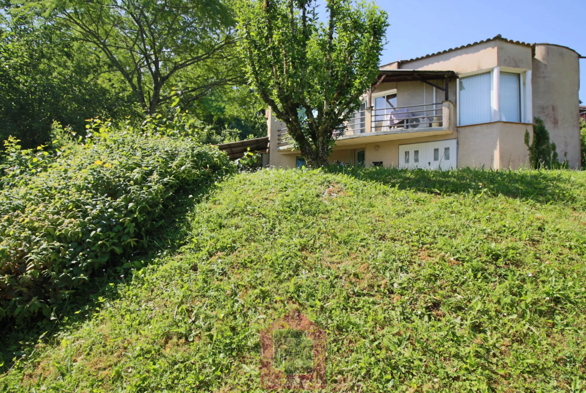 Belle maison d'architecte avec une vue sur Puy l'Eveque 