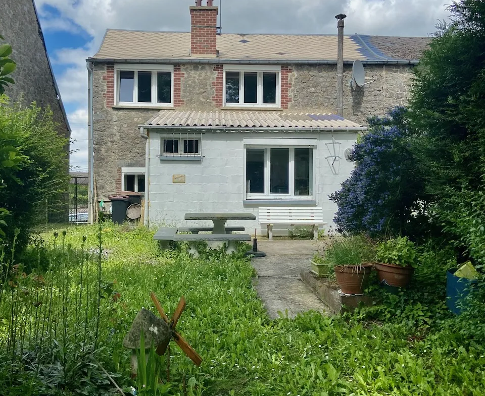 Maison semi-individuelle en pierres et briques à Avesnelles 