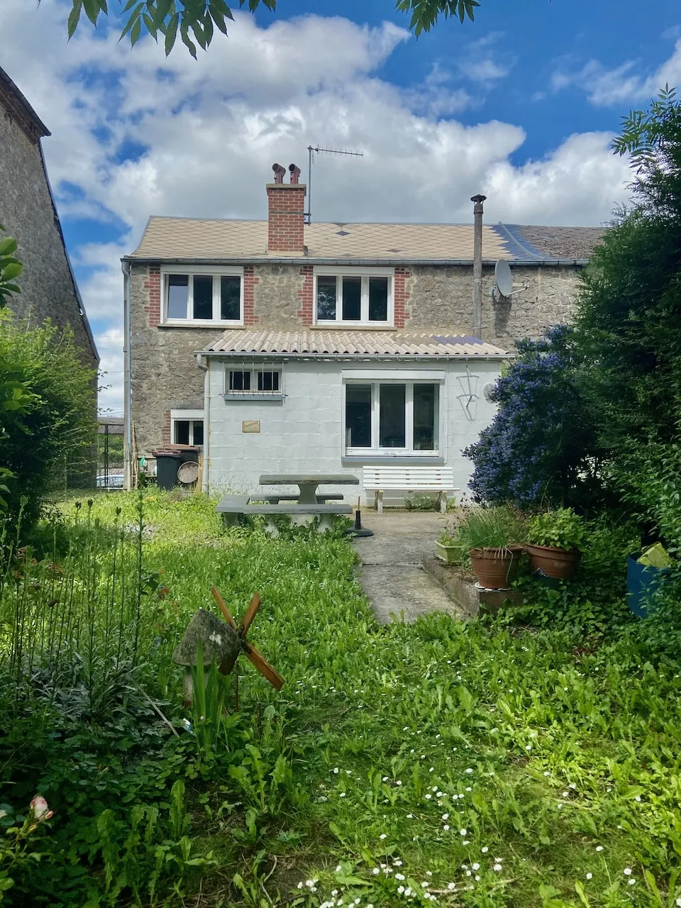 Maison semi-individuelle en pierres et briques à Avesnelles 