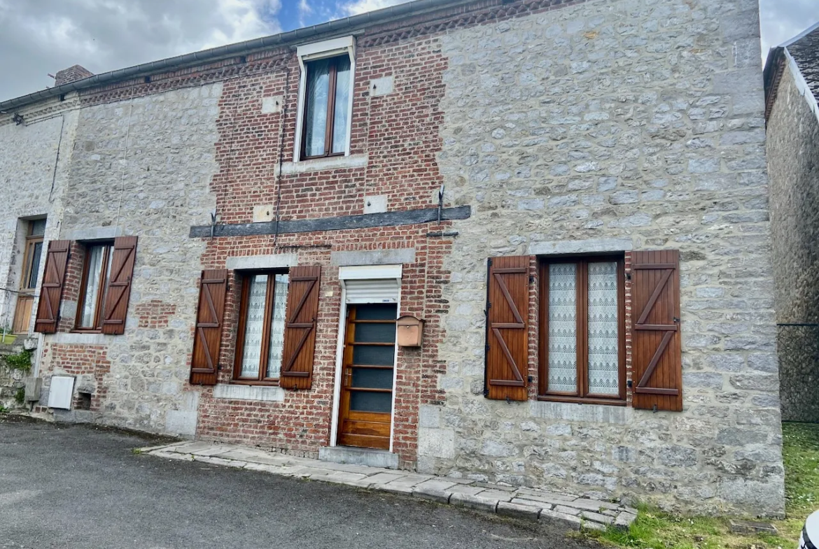 Maison semi-individuelle en pierres et briques à Avesnelles 