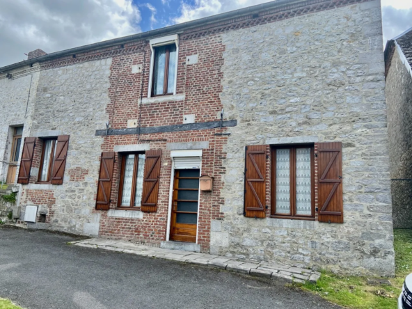 Maison semi-individuelle en pierres et briques à Avesnelles