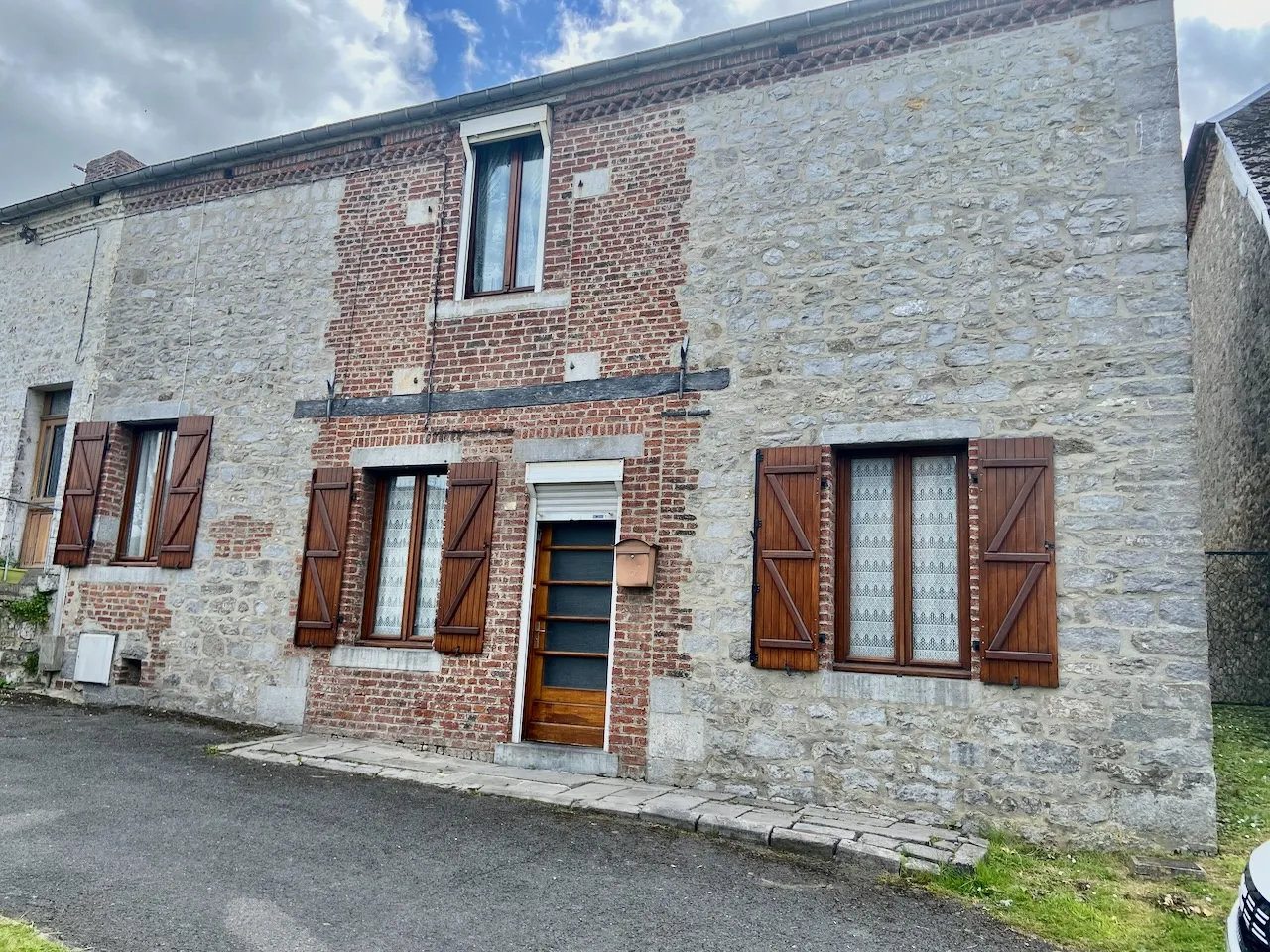 Maison semi-individuelle en pierres et briques à Avesnelles 