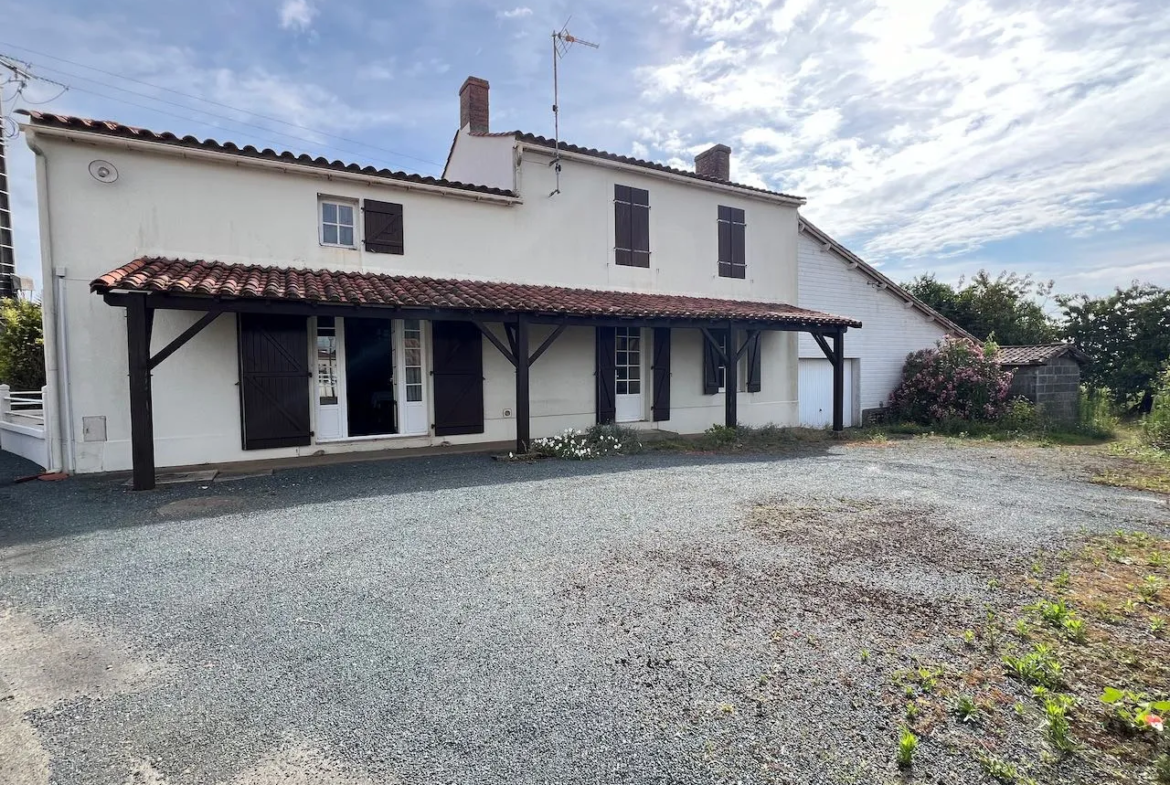 Belle maison en pierres à rénover intérieurement à Ste Hermine 