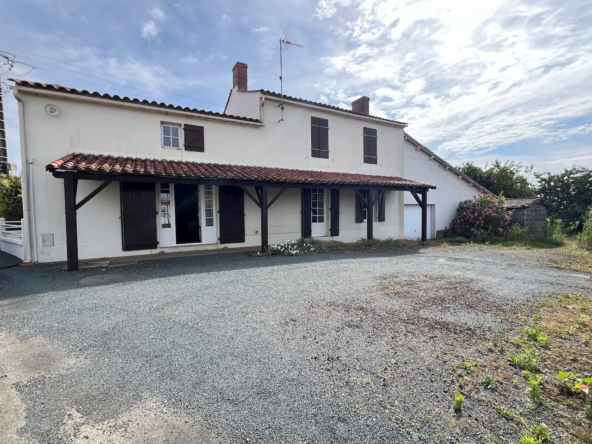 Belle maison en pierres à rénover intérieurement à Ste Hermine