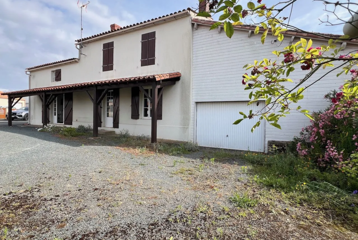 Belle maison en pierres à rénover intérieurement à Ste Hermine 