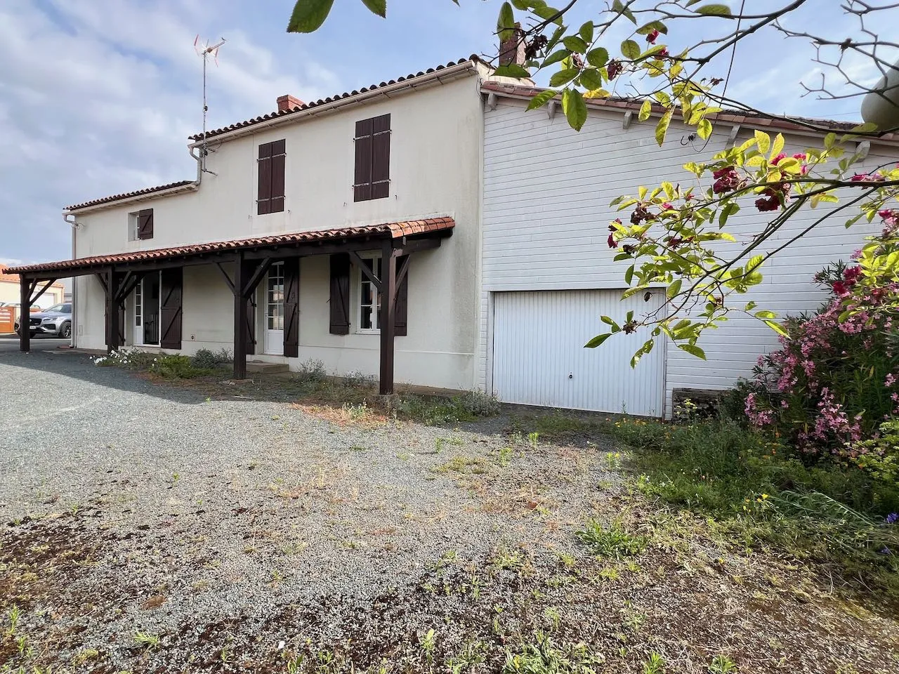 Belle maison en pierres à rénover intérieurement à Ste Hermine 