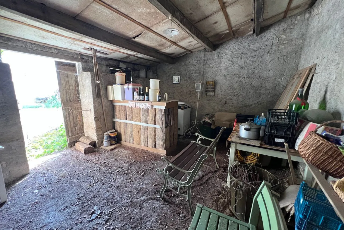 Belle maison en pierres à rénover intérieurement à Ste Hermine 