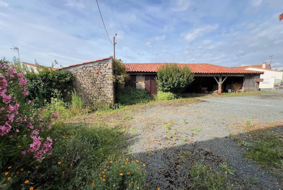 Belle maison en pierres à rénover intérieurement à Ste Hermine 