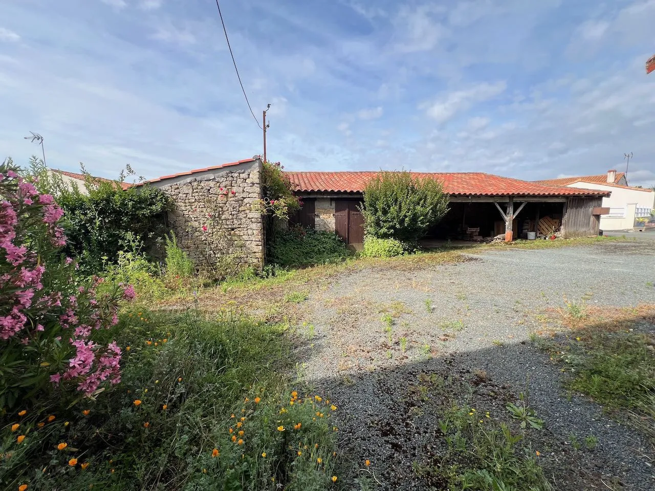 Belle maison en pierres à rénover intérieurement à Ste Hermine 