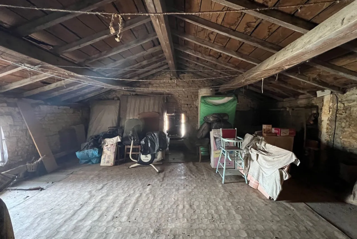 Belle maison en pierres à rénover intérieurement à Ste Hermine 