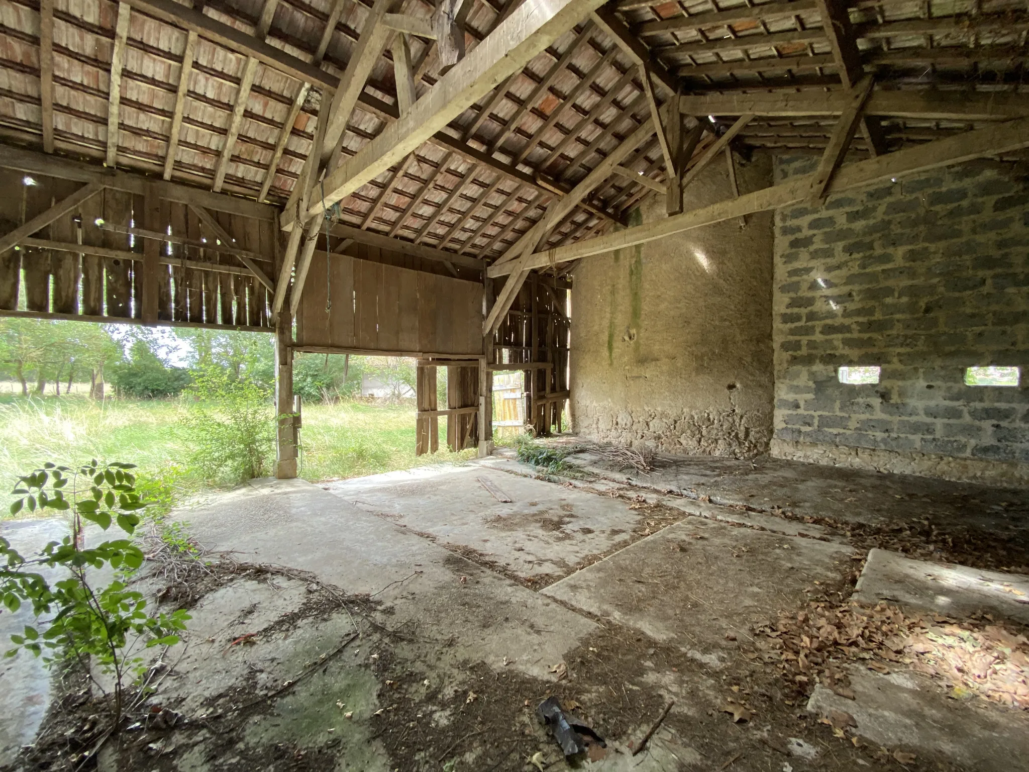 Ancien moulin à vent en pierre avec une grange attenante profitant d’une très belle vue sur Condom 