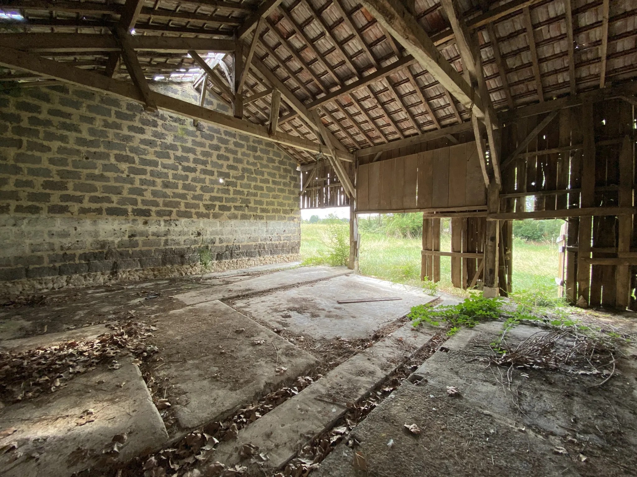 Ancien moulin à vent en pierre avec une grange attenante profitant d’une très belle vue sur Condom 