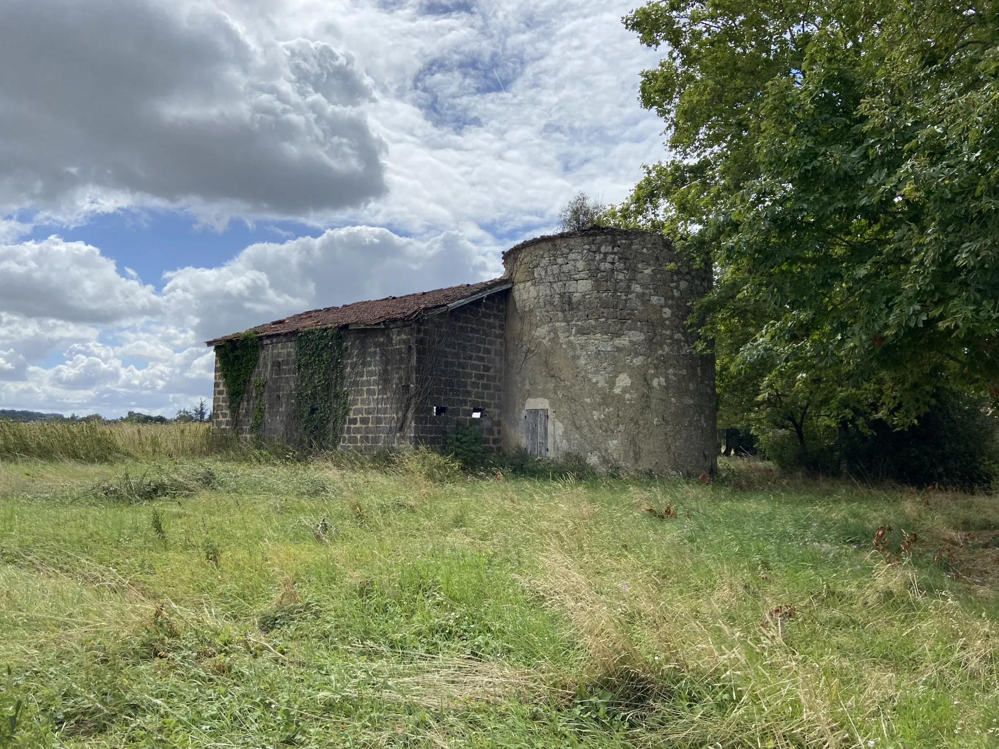 Ancien moulin à vent en pierre avec une grange attenante profitant d’une très belle vue sur Condom 