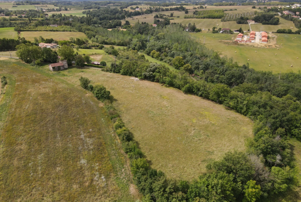 Ancien moulin à vent en pierre avec une grange attenante profitant d’une très belle vue sur Condom 