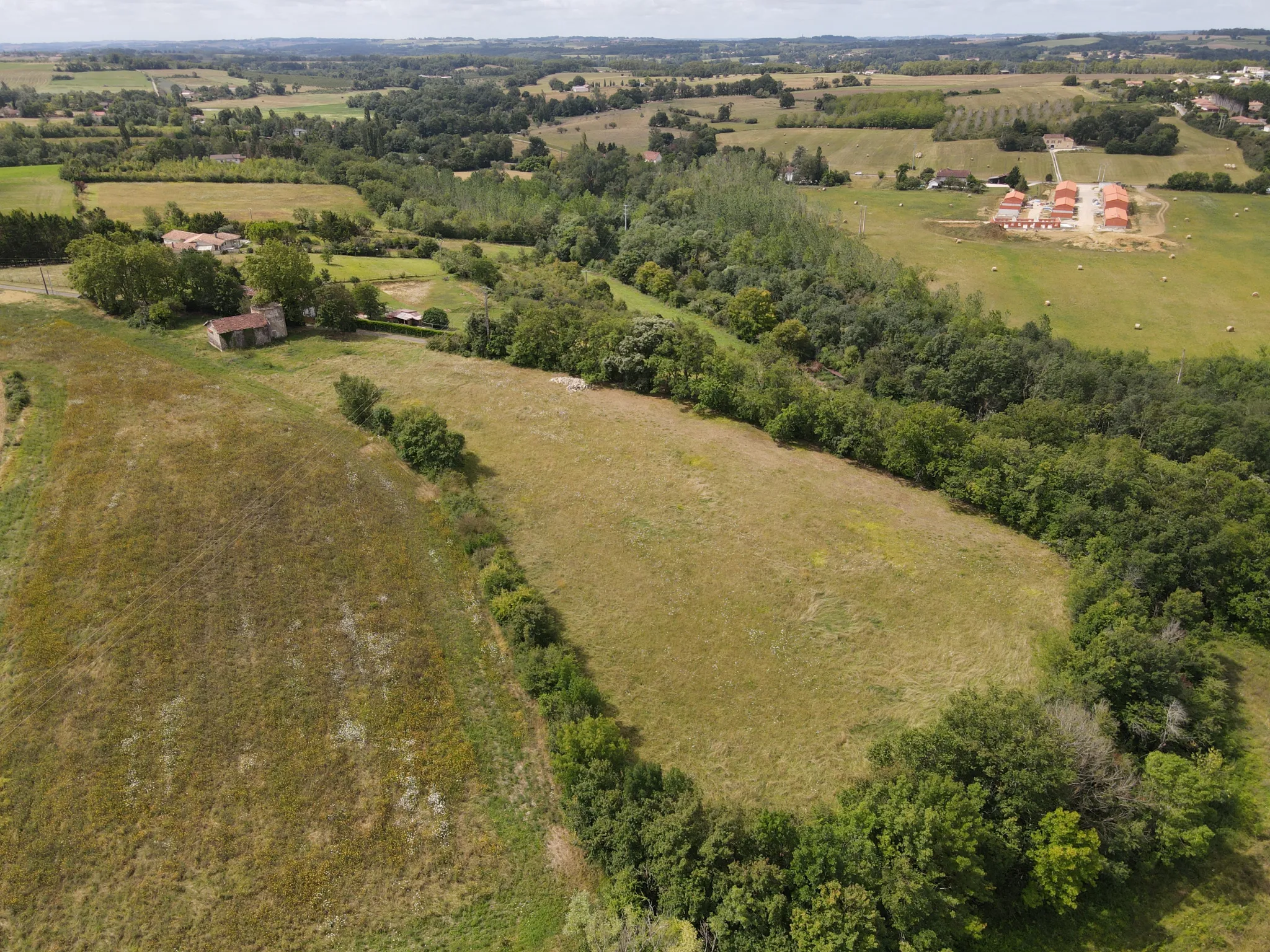 Ancien moulin à vent en pierre avec une grange attenante profitant d’une très belle vue sur Condom 