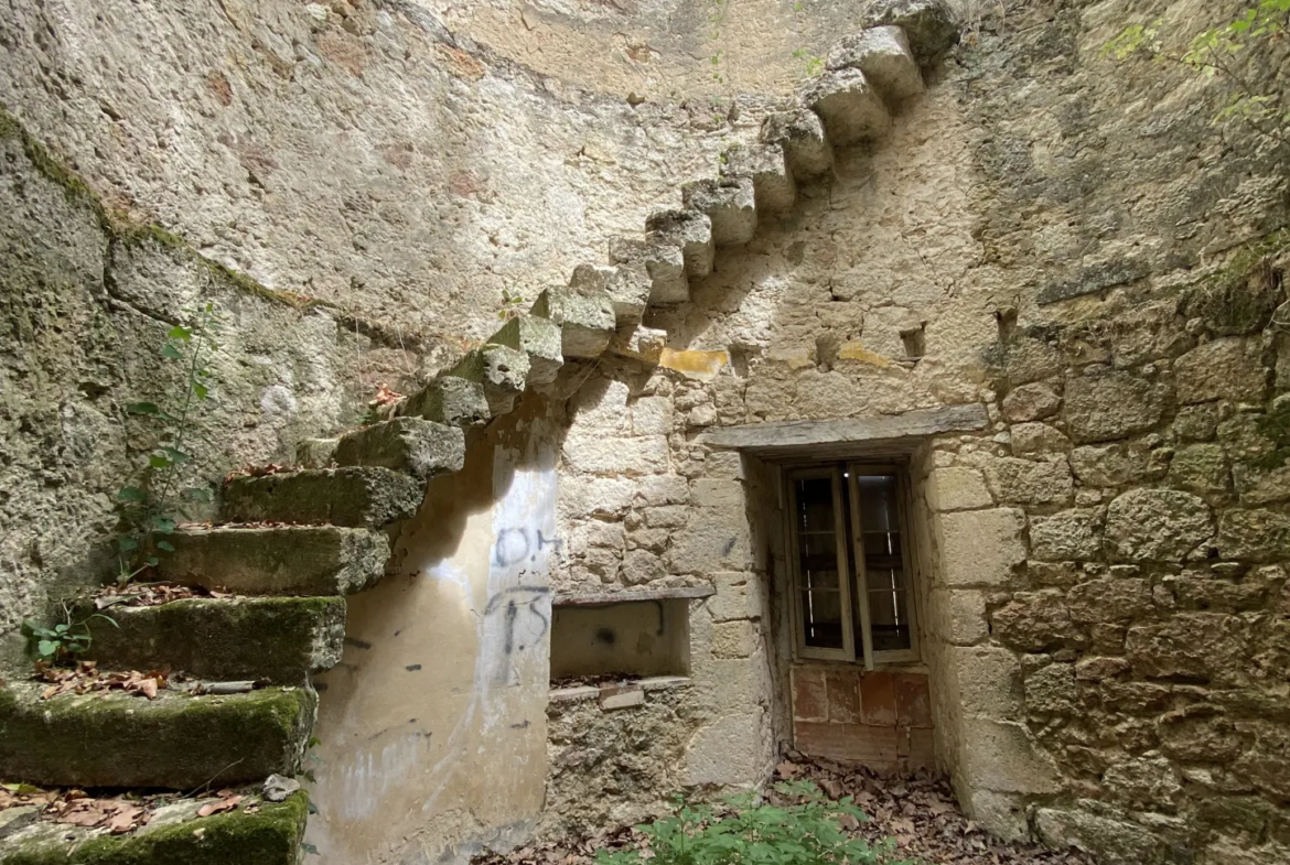 Ancien moulin à vent en pierre avec une grange attenante profitant d’une très belle vue sur Condom 