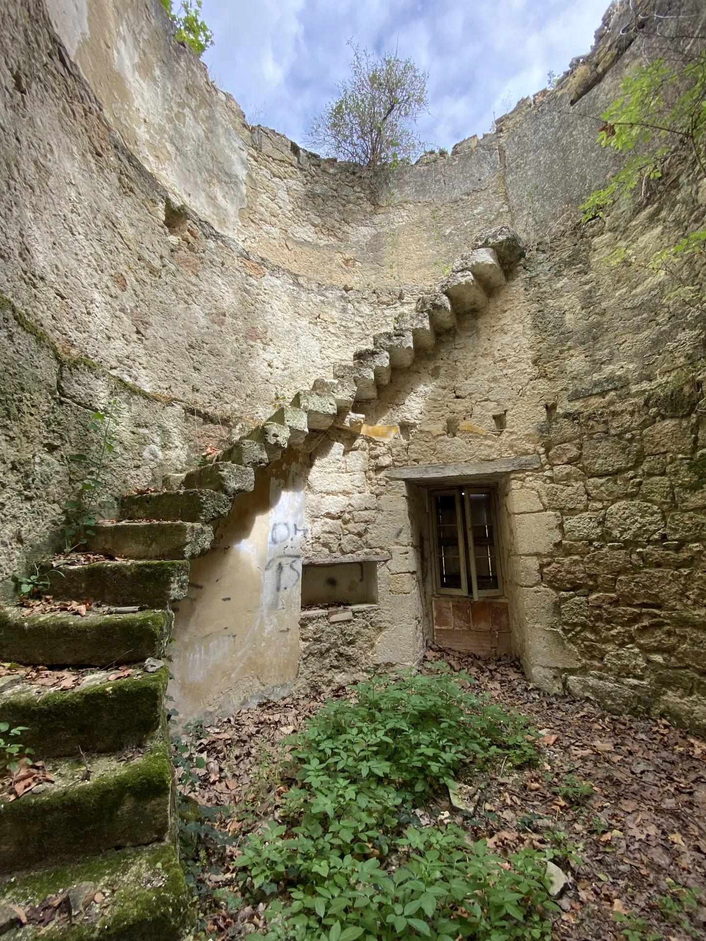 Ancien moulin à vent en pierre avec une grange attenante profitant d’une très belle vue sur Condom 