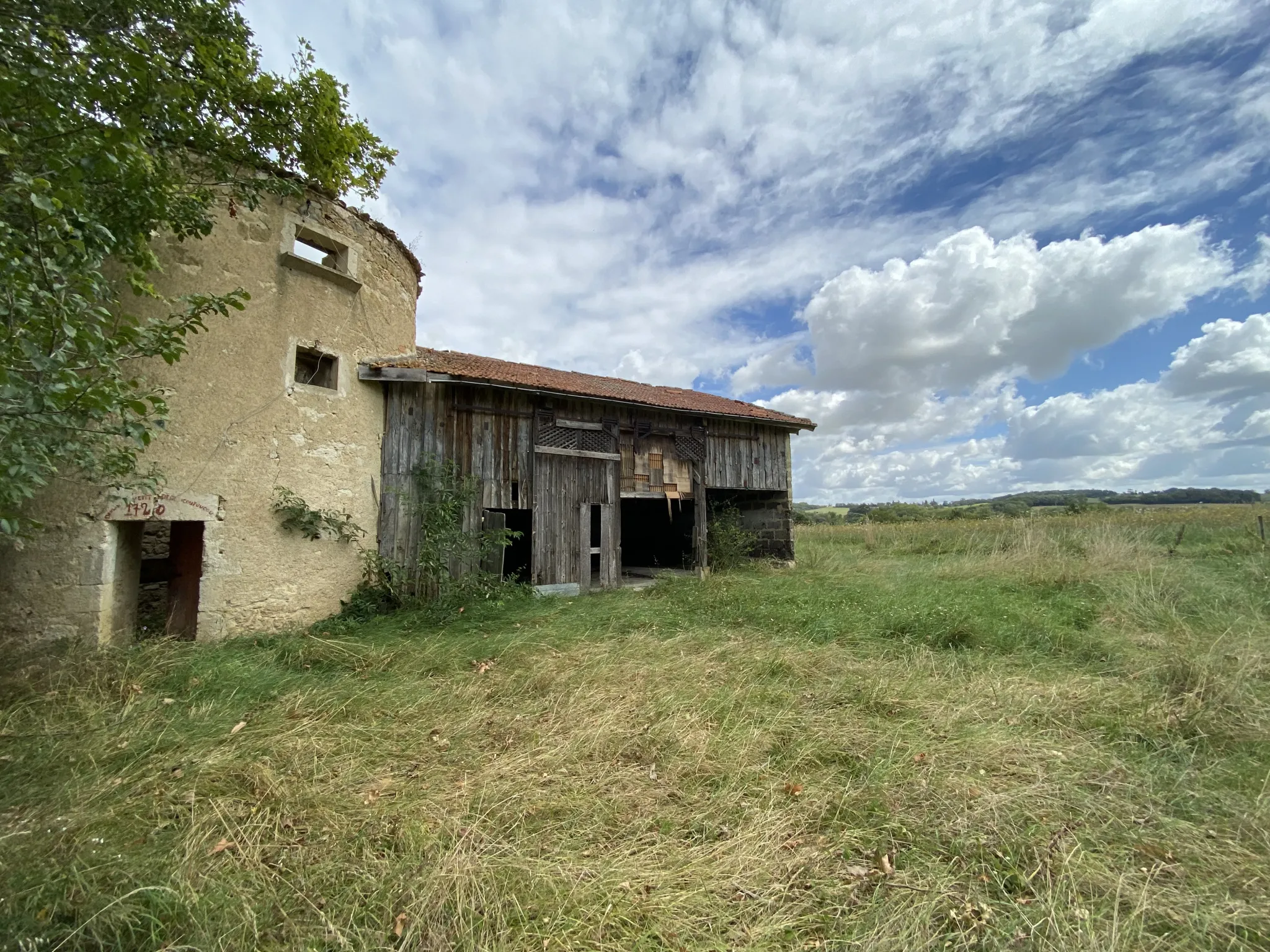 Ancien moulin à vent en pierre avec une grange attenante profitant d’une très belle vue sur Condom 