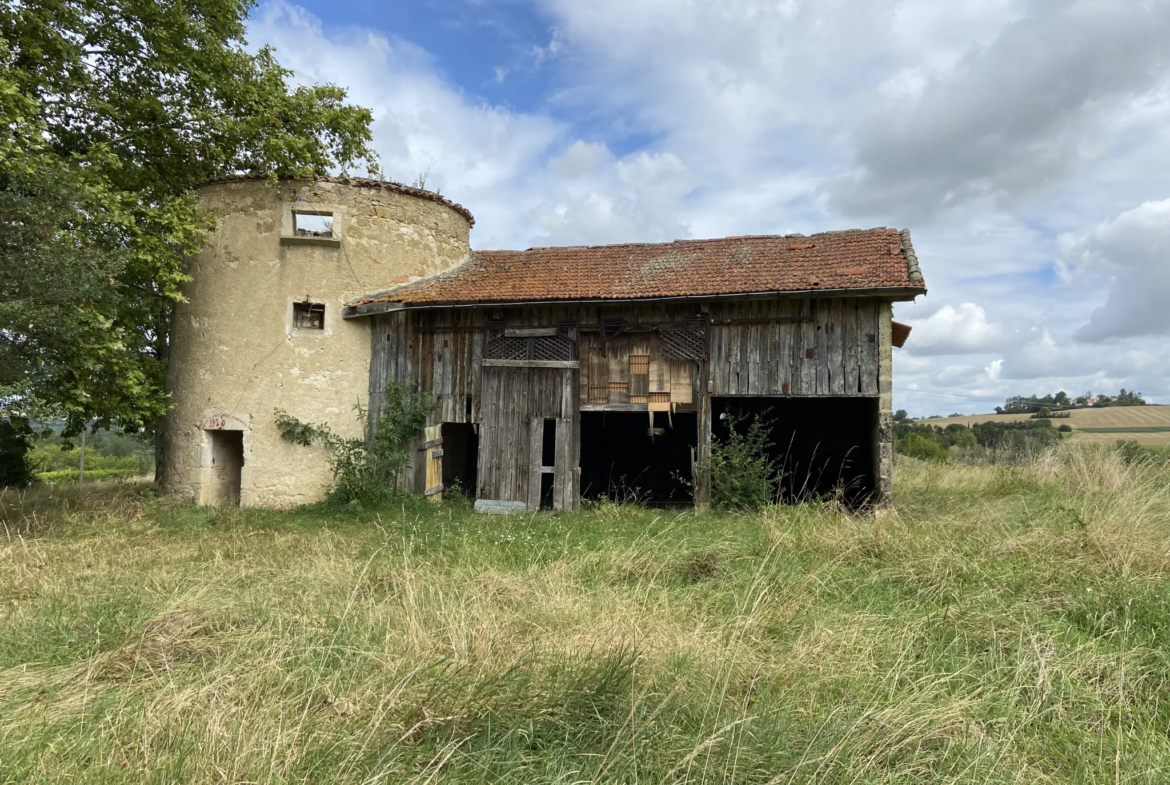 Ancien moulin à vent en pierre avec une grange attenante profitant d’une très belle vue sur Condom 